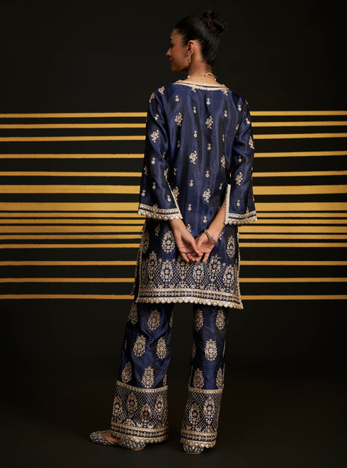 Vaari Set With Dupatta